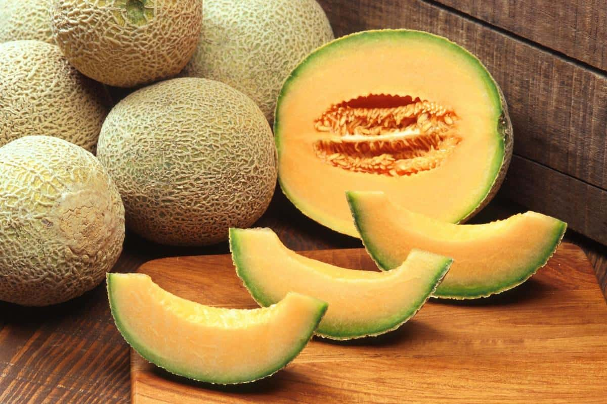 Potongan melon di atas talenan