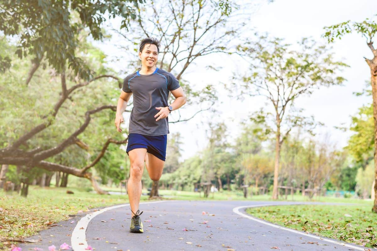 Pria muda sedang jogging di taman