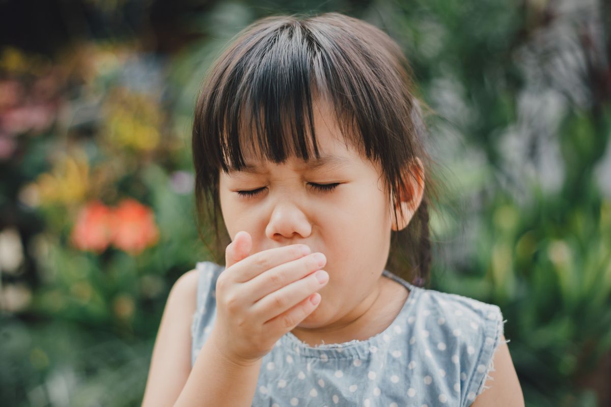 Anak perempuan sedang batuk