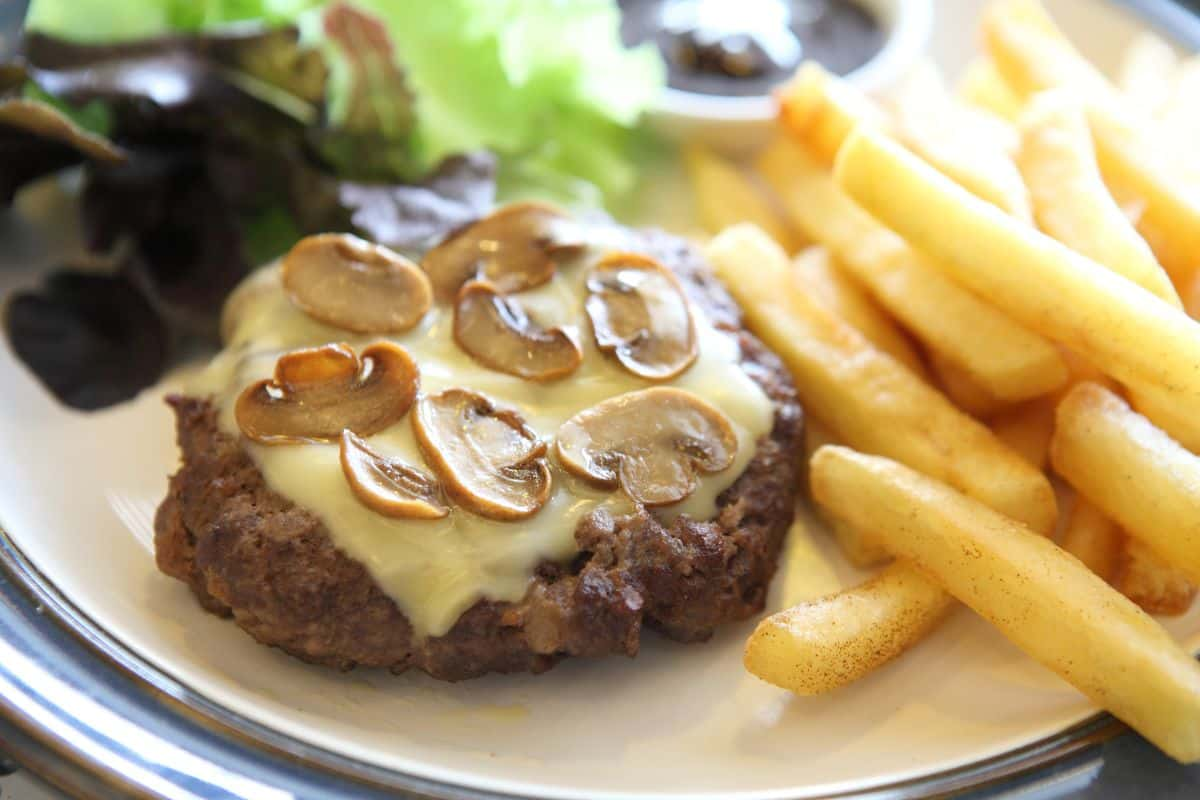 daging burger dengan saus jamur dan kentang goreng