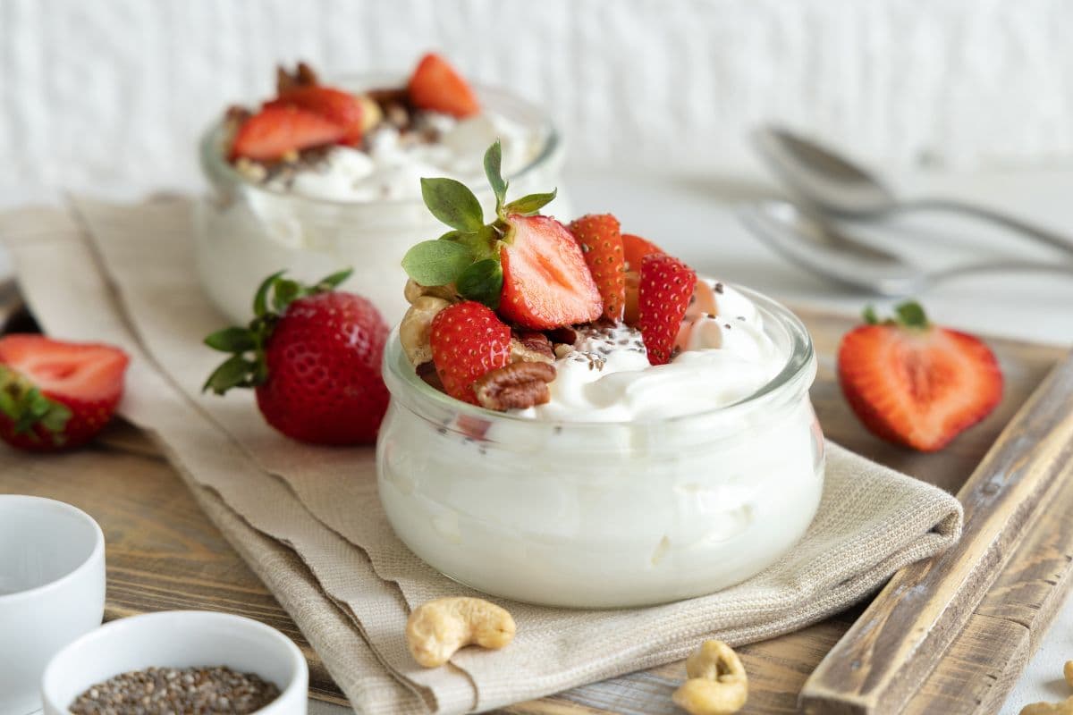 Yogurt dengan topping stroberi