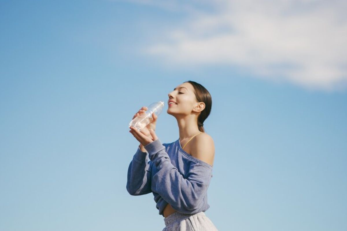 Perempuan minum air putih