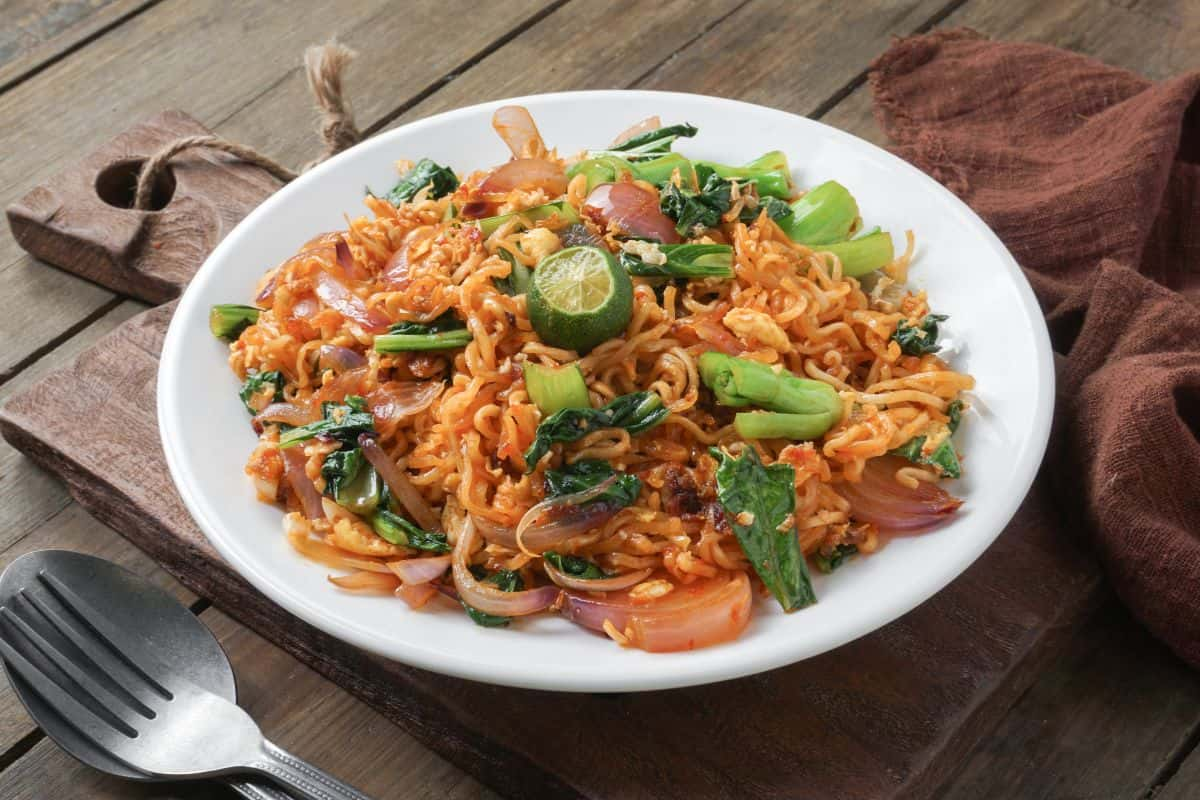 Mie goreng dengan irisan sayur