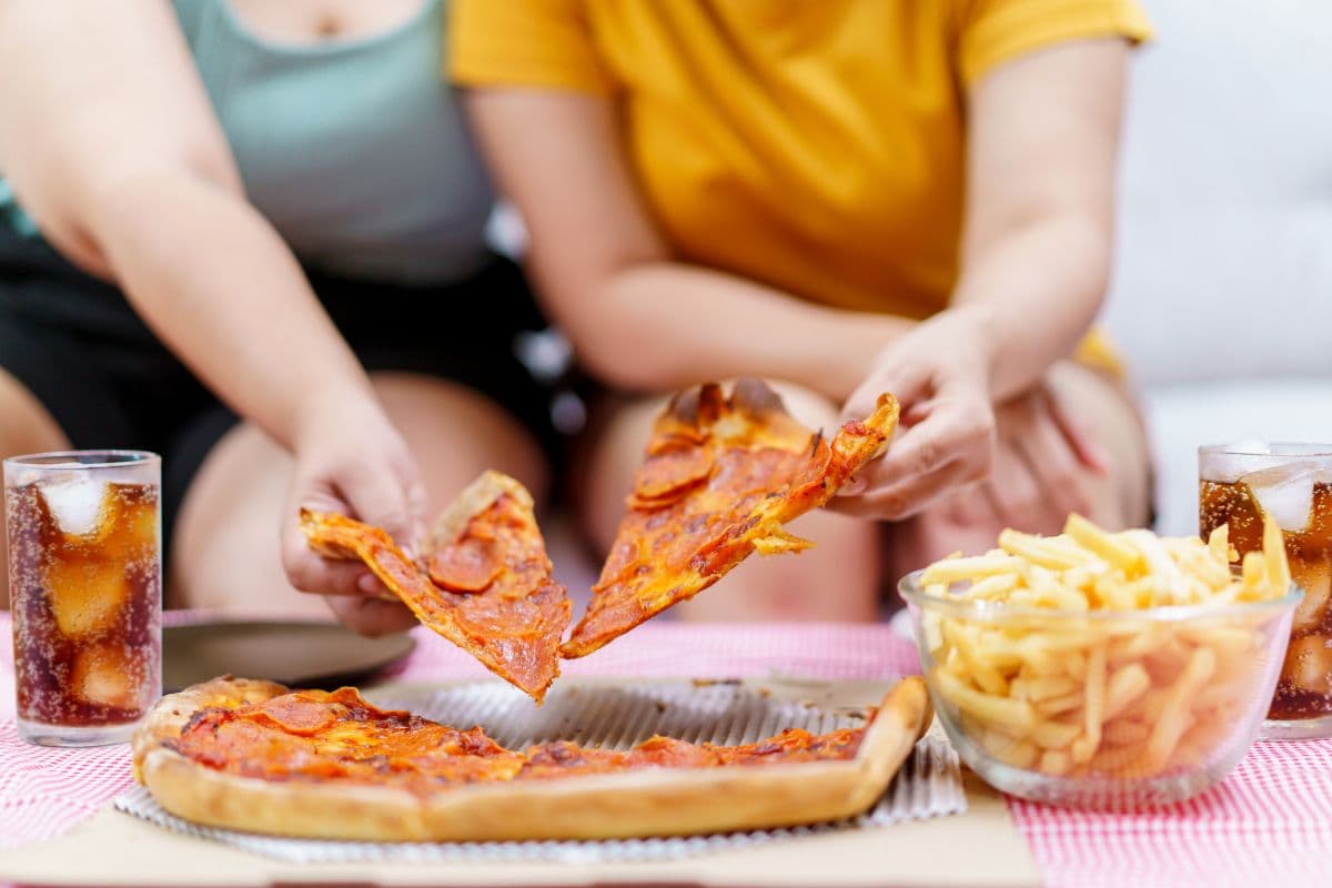 Pasangan makan makanan yang tidak bergizi