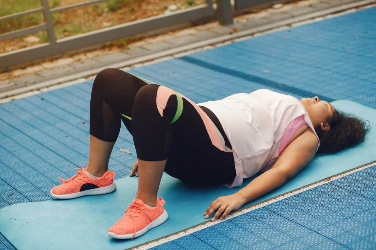 Wanita sedang melakukan hip thrust