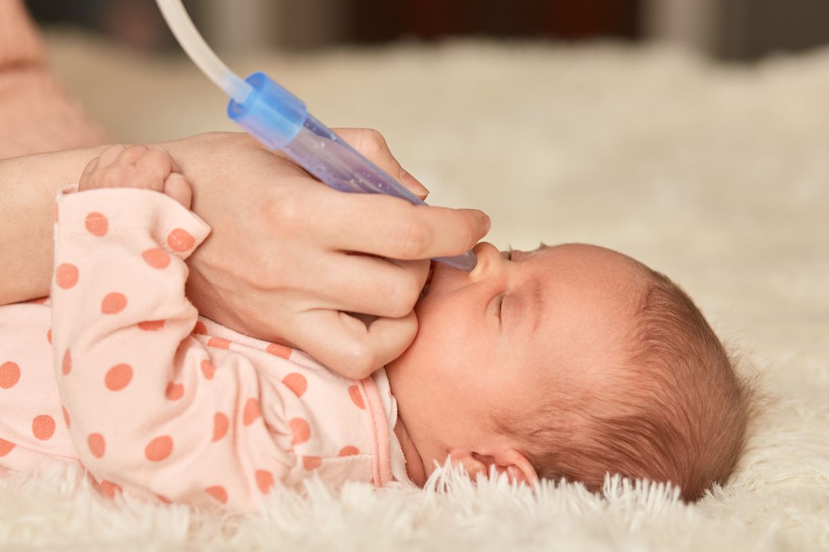 Ibu menyedot ingus bayi