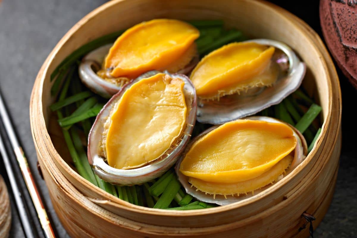 Empat buah abalone kukus