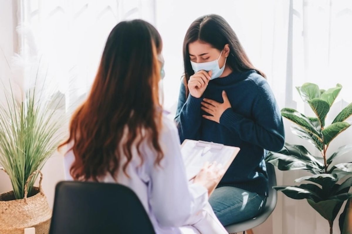 Dokter memeriksa pasien batuk kronis