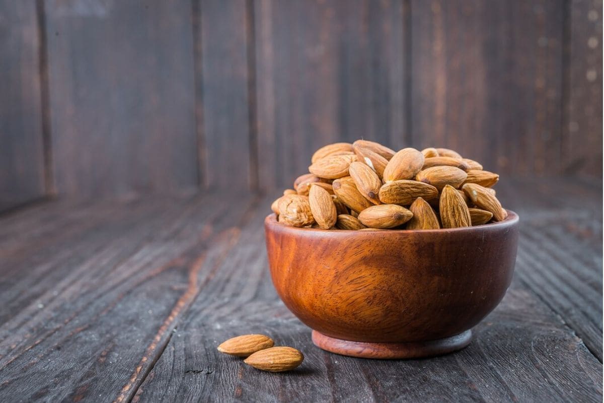 Semangkuk kacang almond