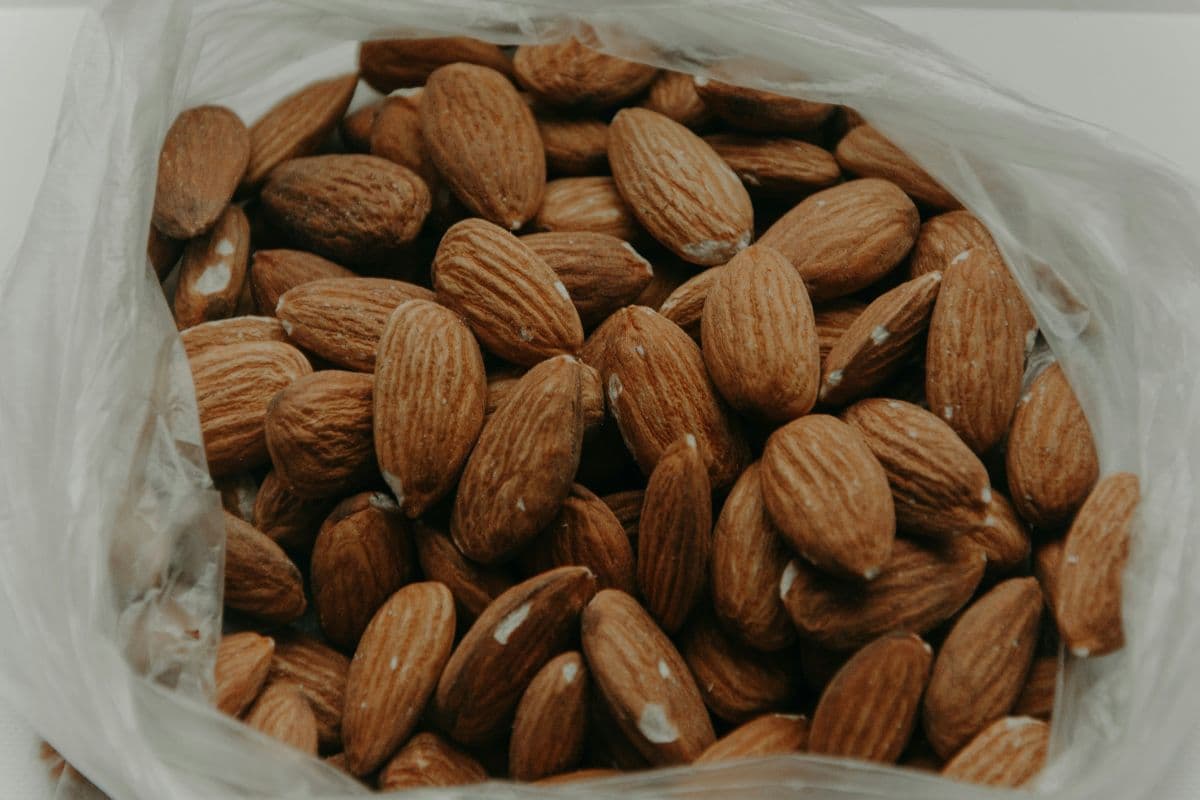 sebungkus kacang almond