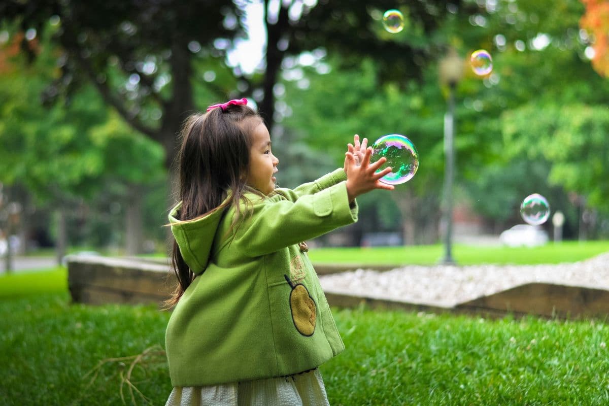 anak yang sedang bermain dengan bubble