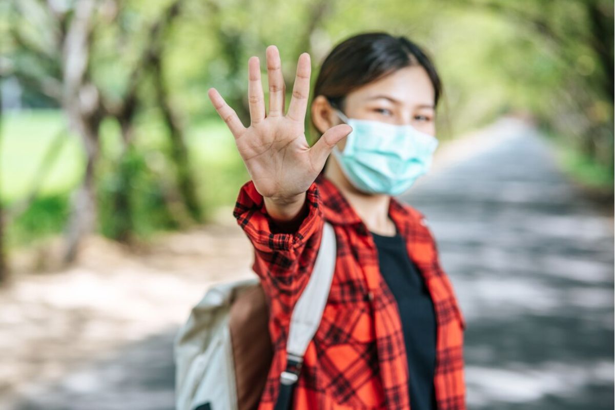 Perempuan memakai masker