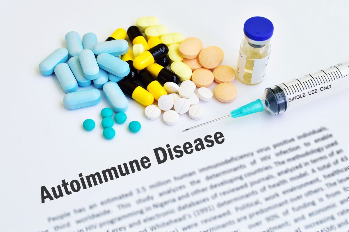 Lembaran bertuliskan autoimmune disease serta obat-obatan dan jarum suntik