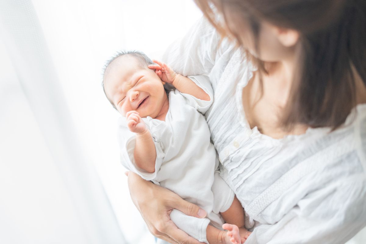 Wanita menggendong bayi baru lahir