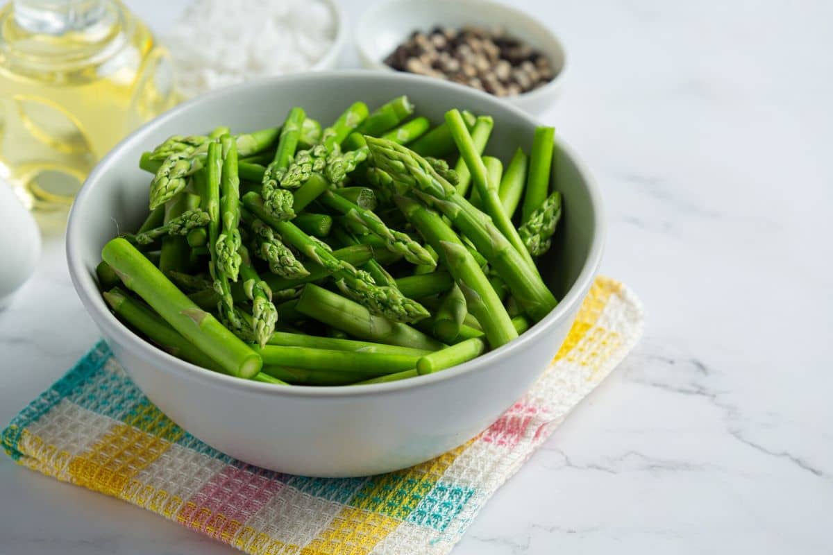 Potongan asparagus segar di dalam mangkuk