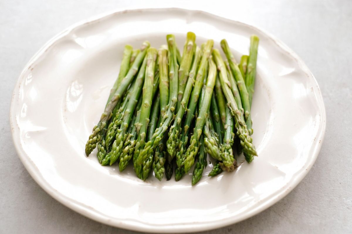 Hidangan asparagus di atas piring putih