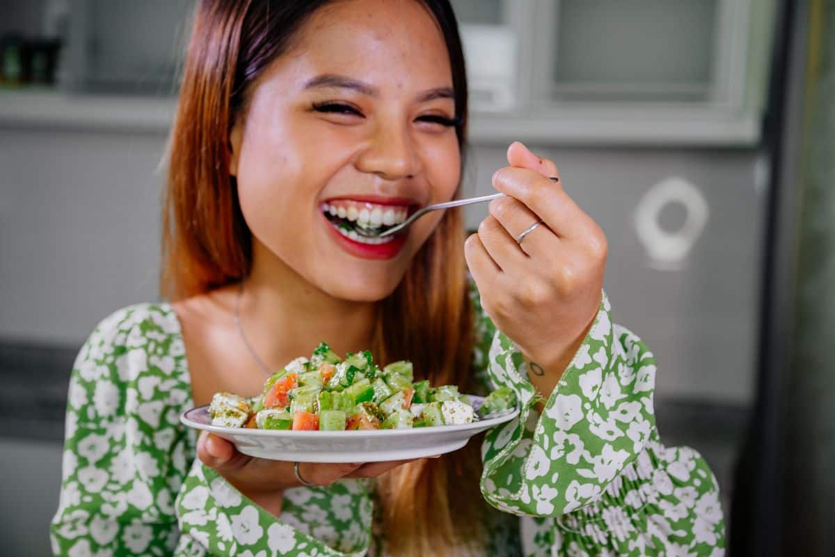 Wanita makan salad