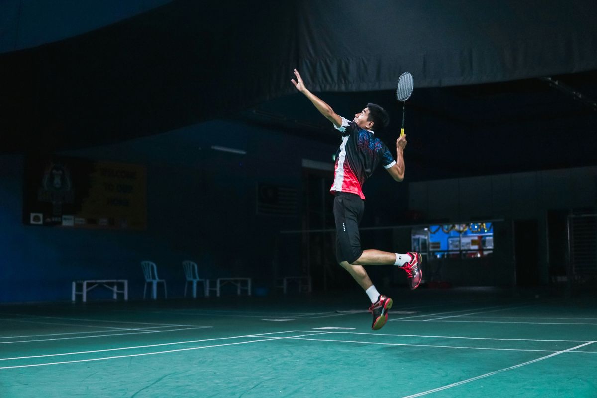 orang yang sedang bermain badminton