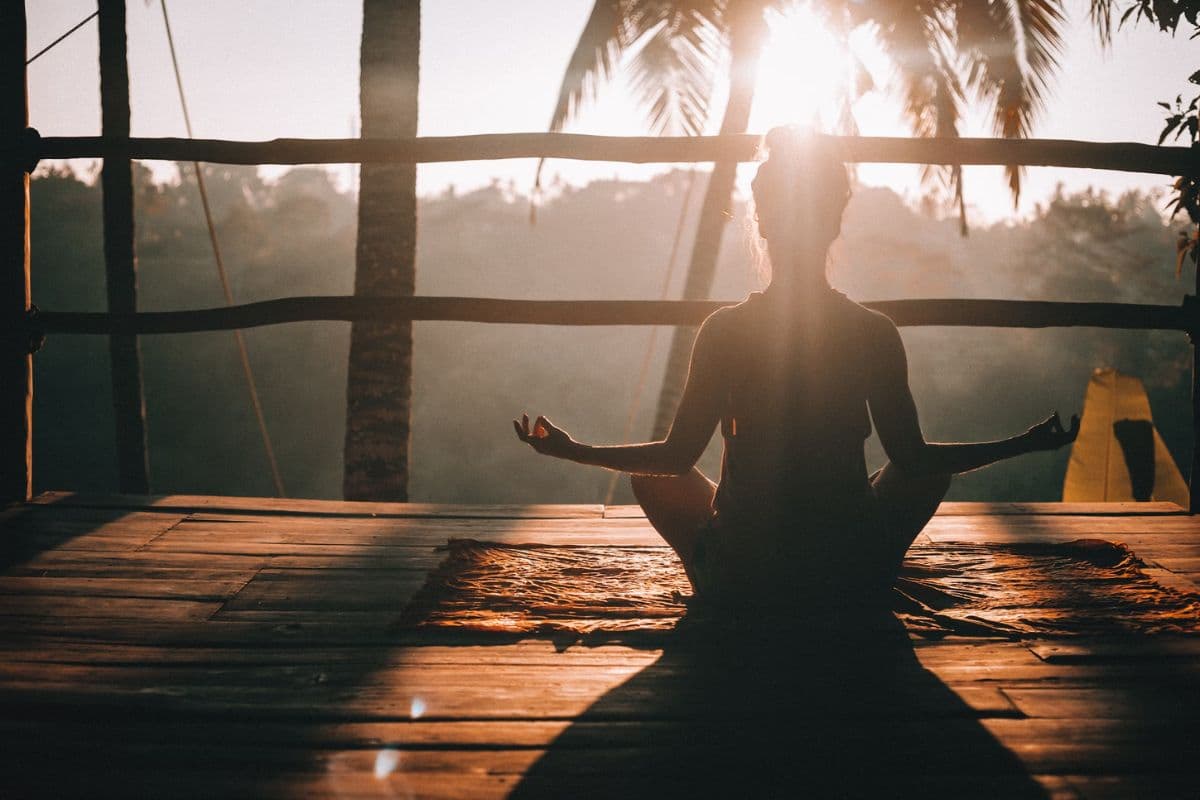 Perempuan melakukan meditasi di alam terbuka