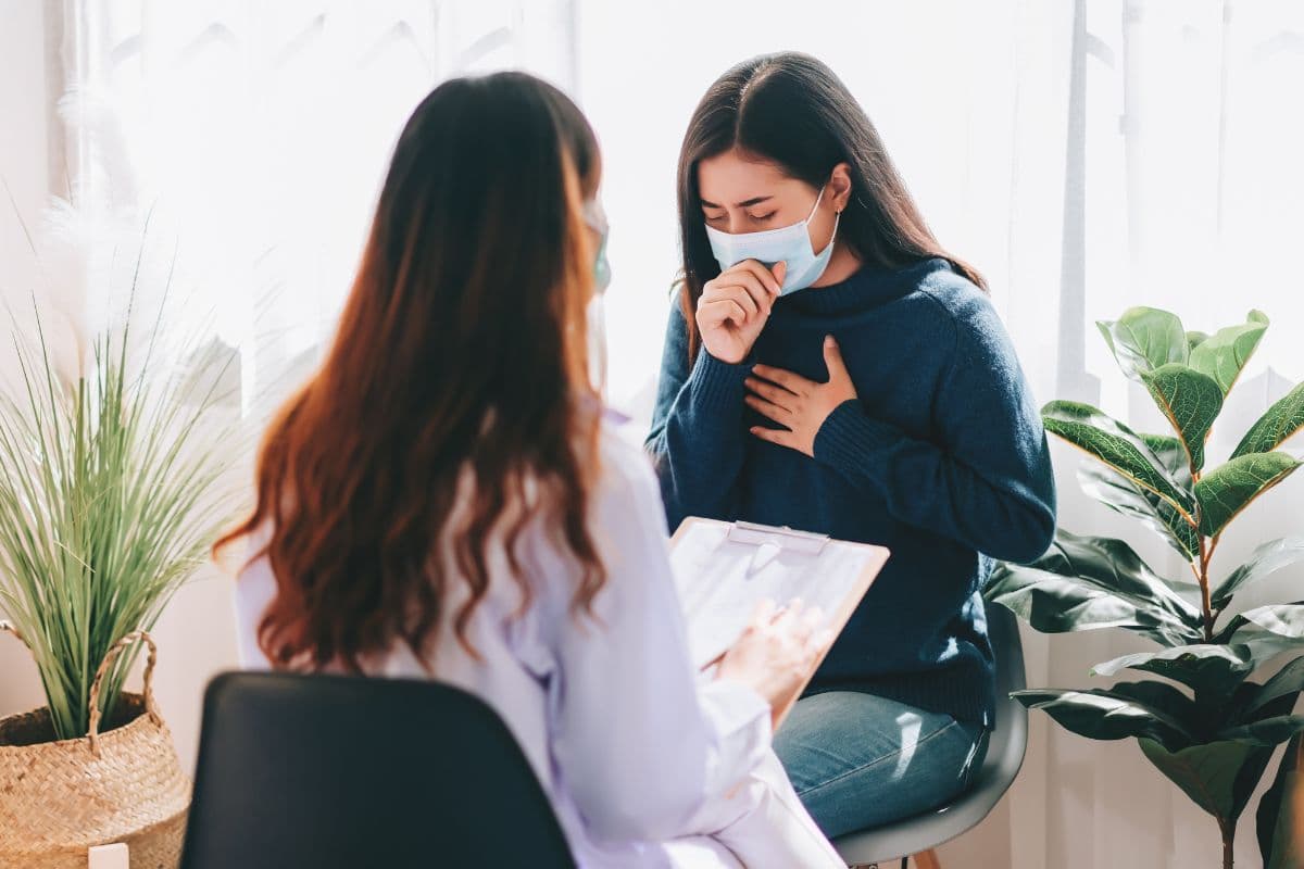 orang yang sedang diperiksa oleh dokter