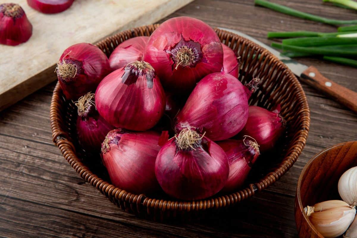 Tumpukan bawang merah di dalam keranjang