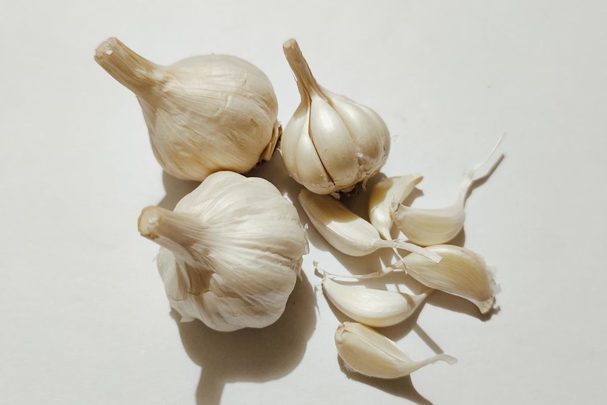 Bawang putih di atas meja