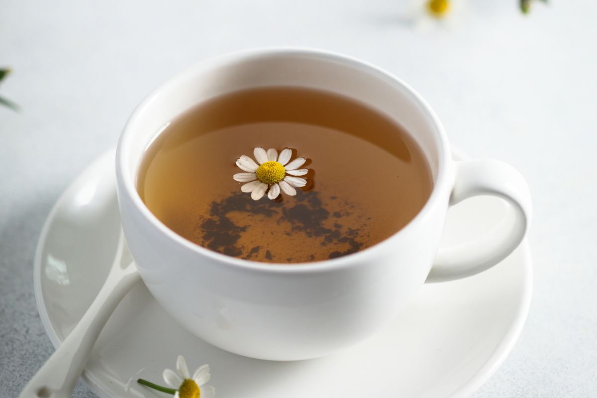 Teh chamomile dalam cangkir putih