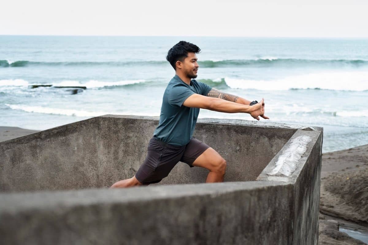 Pria sedang berolahraga di tepi pantai