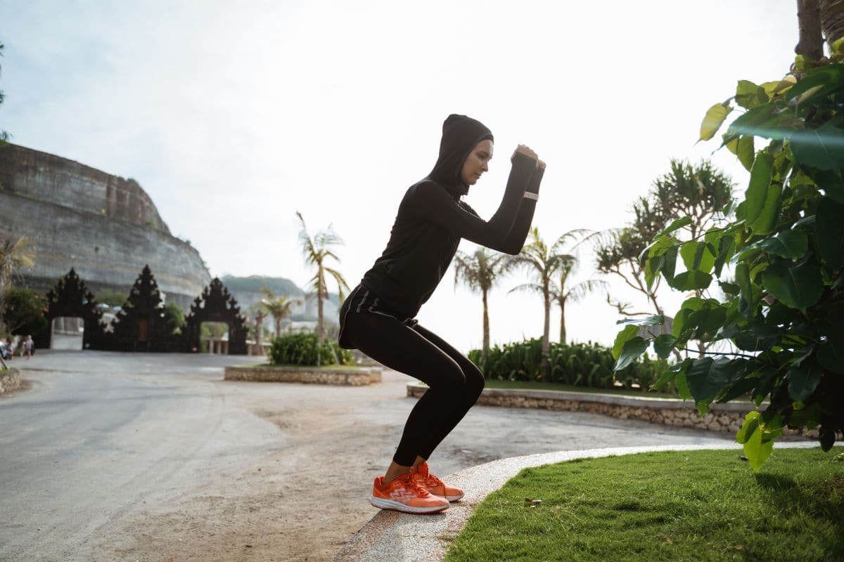 Wanita melakukan squat jump