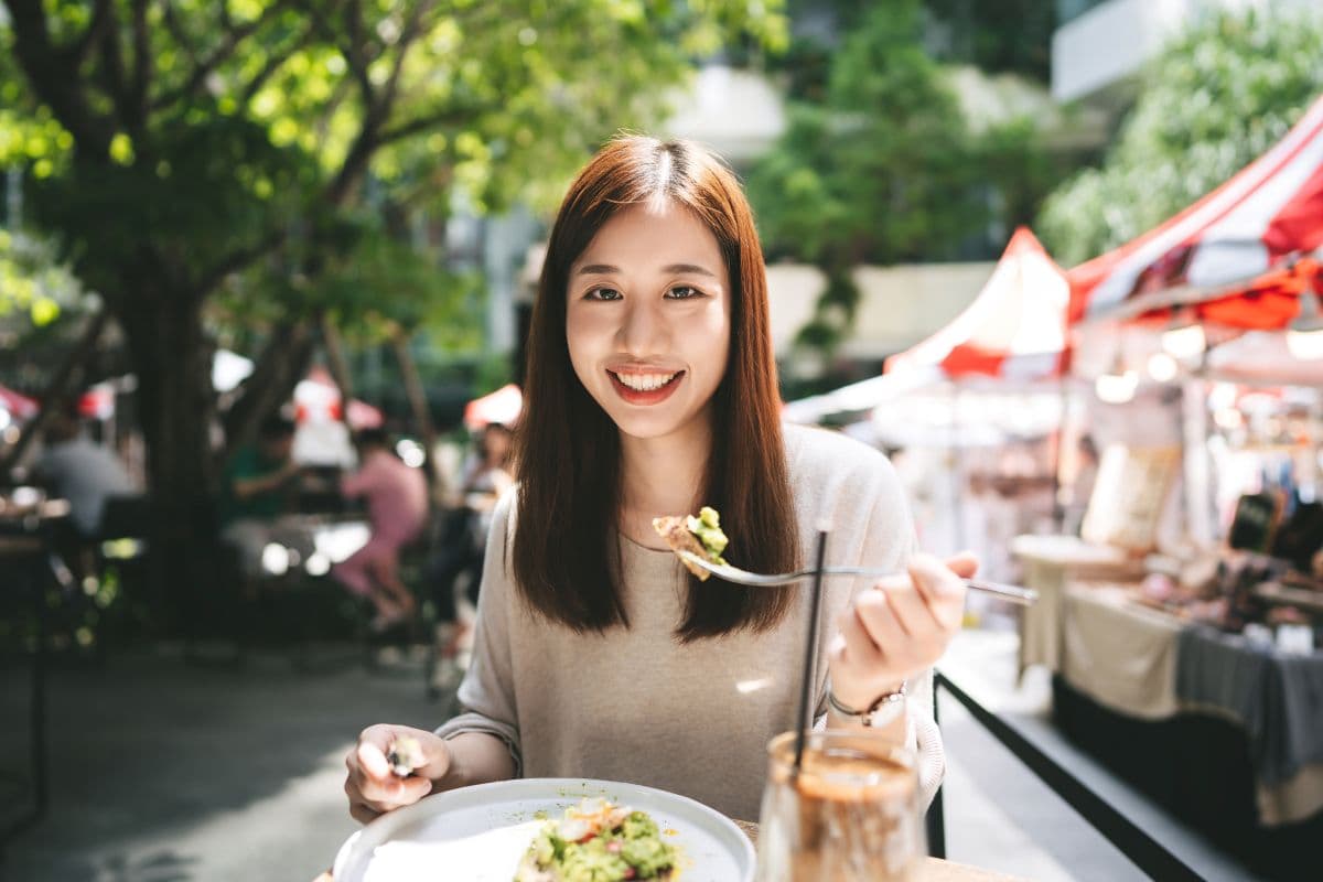 Seorang wanita sedang makan makanan tinggi serat