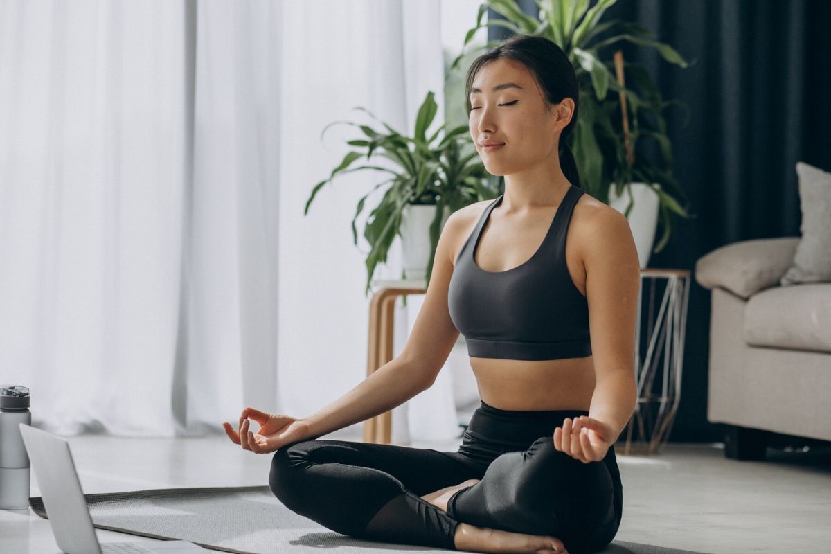 Seseorang sedang melakukan meditasi