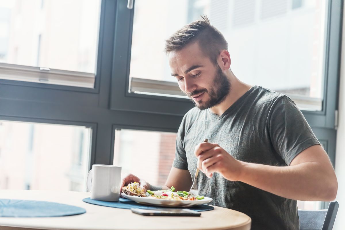 pria yang sedang makan makanan sehat