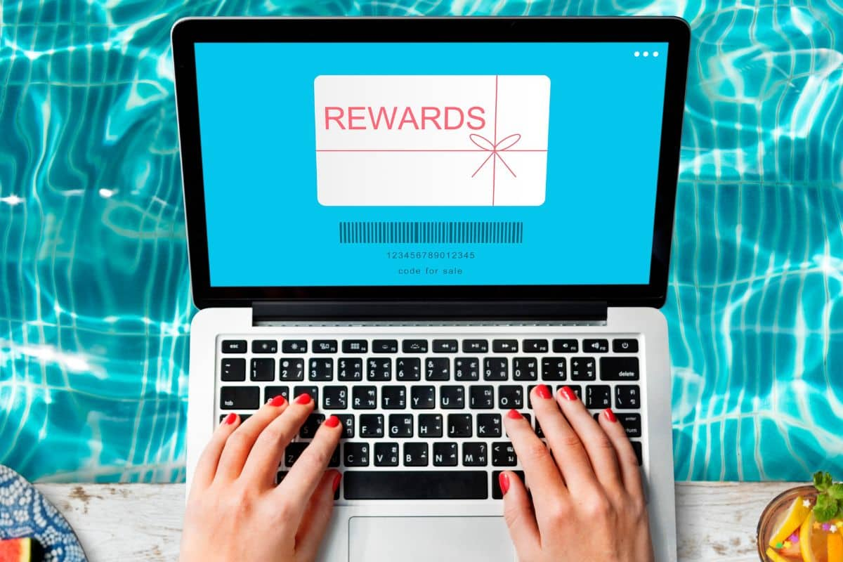 orang yang membaca kata Reward di laptop