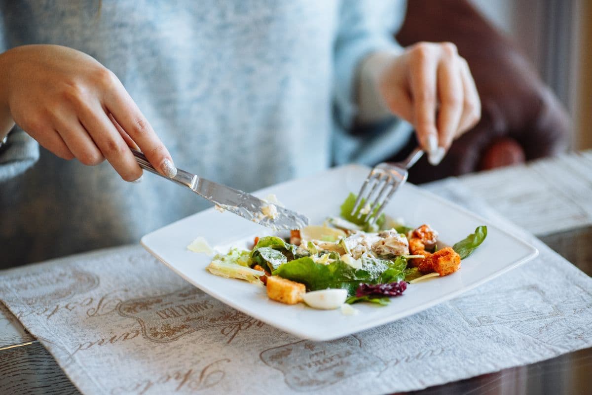 orang yang makan makanan sehat