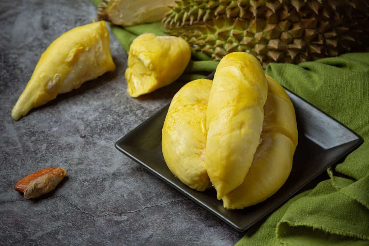 Daging buah durian di atas piring hitam