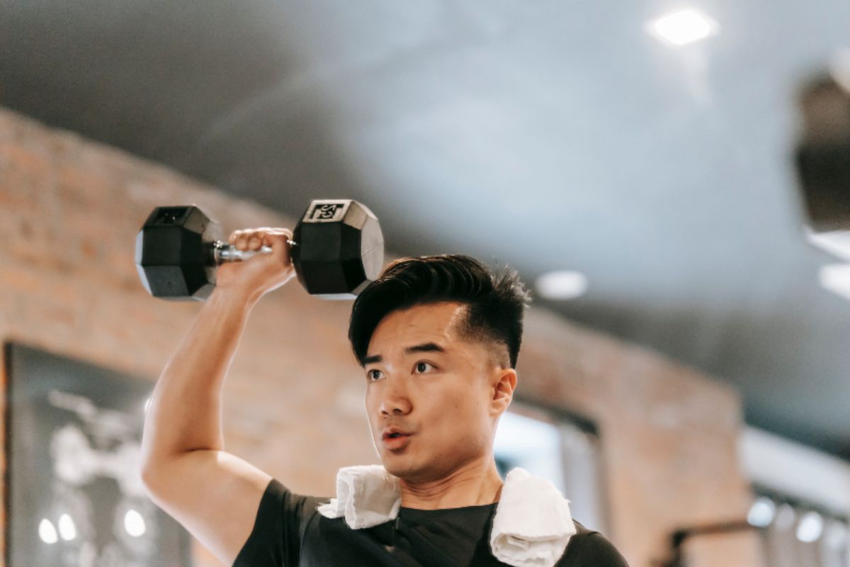 orang yang sedang angkat halter di Gym