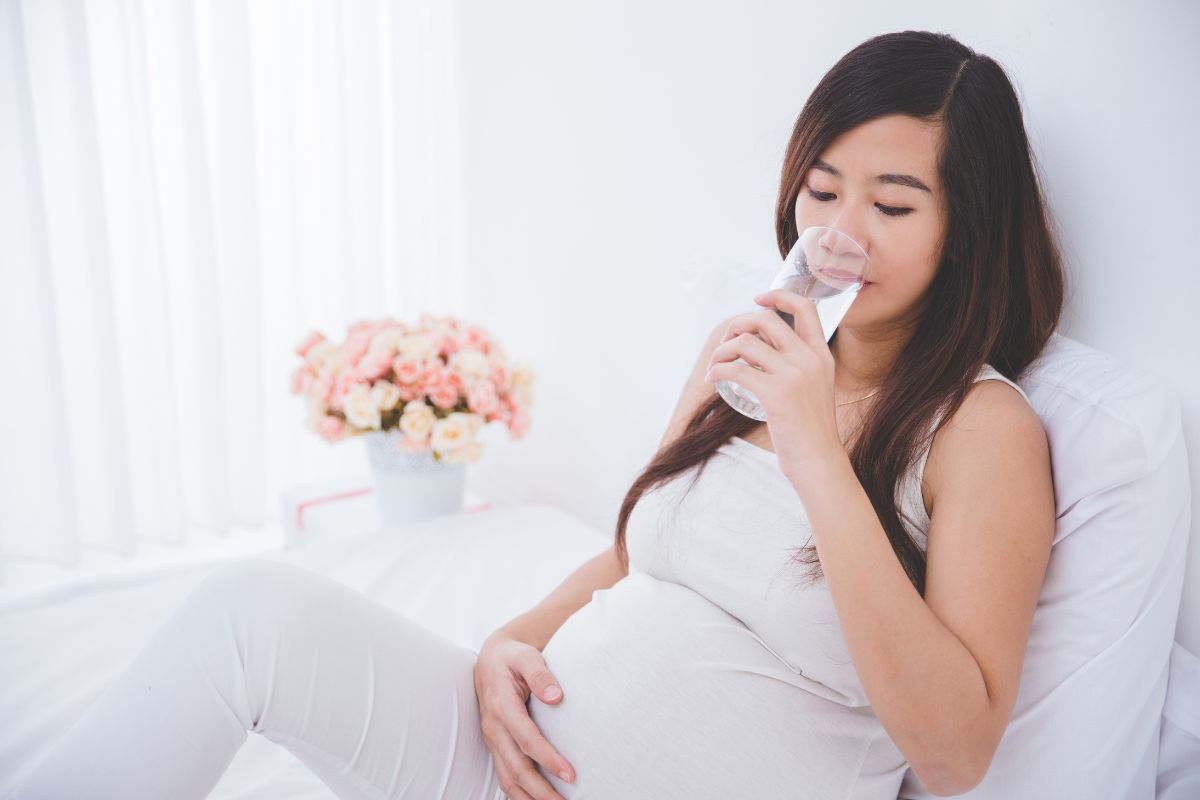 Wanita hamil sedang minum air