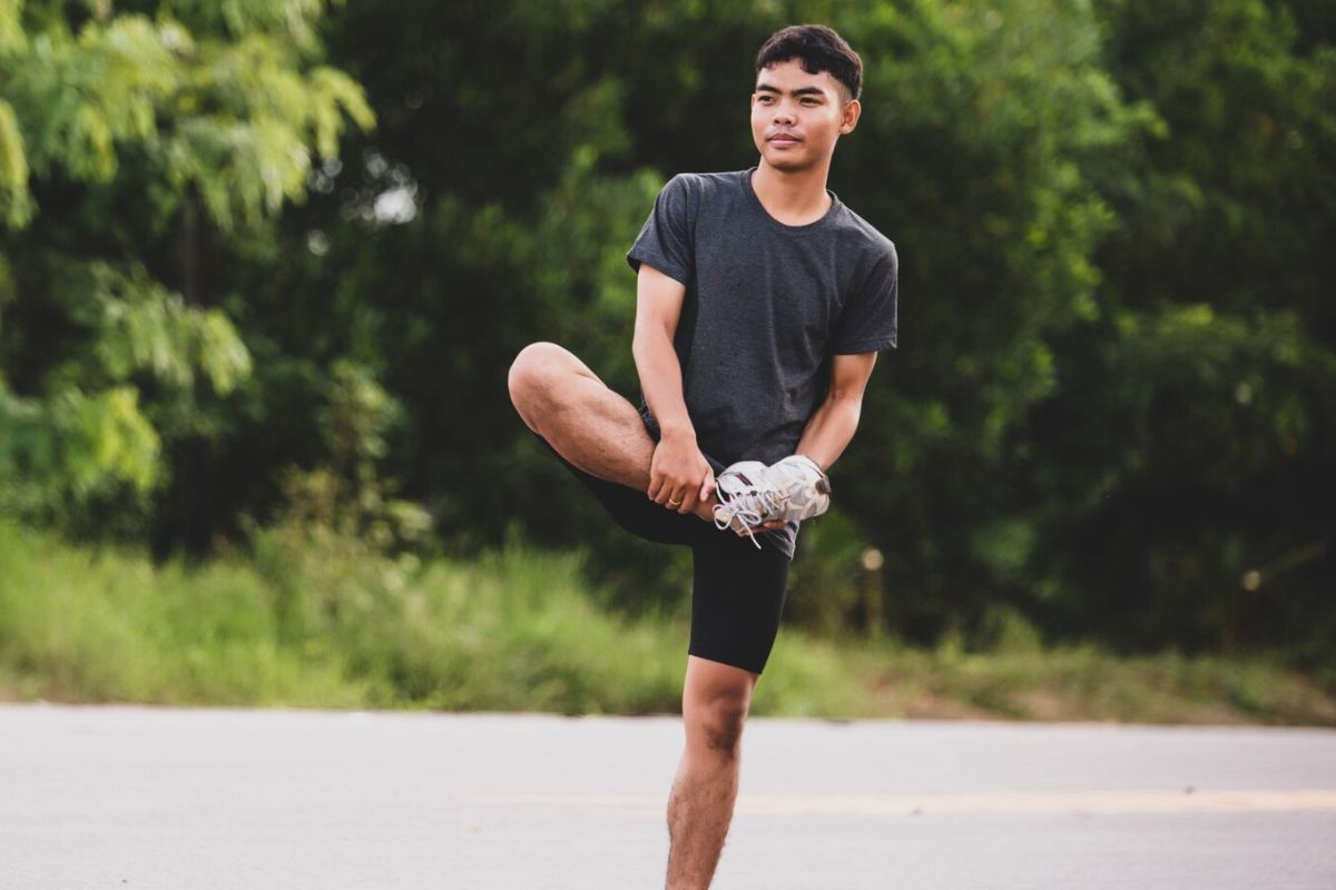 Seorang pria sedang melakukan glute pull