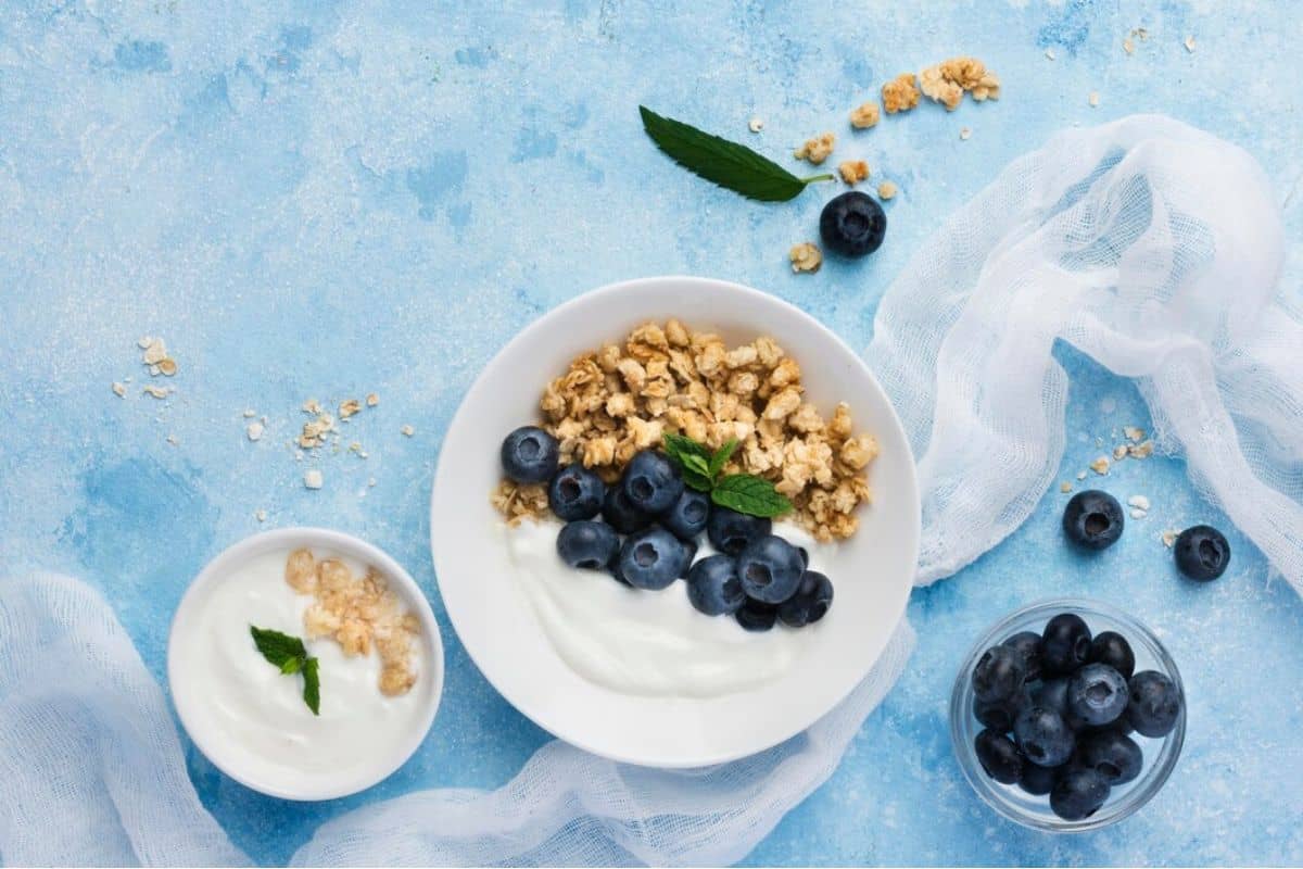 Greek yoghurt dan blueberry serta granola