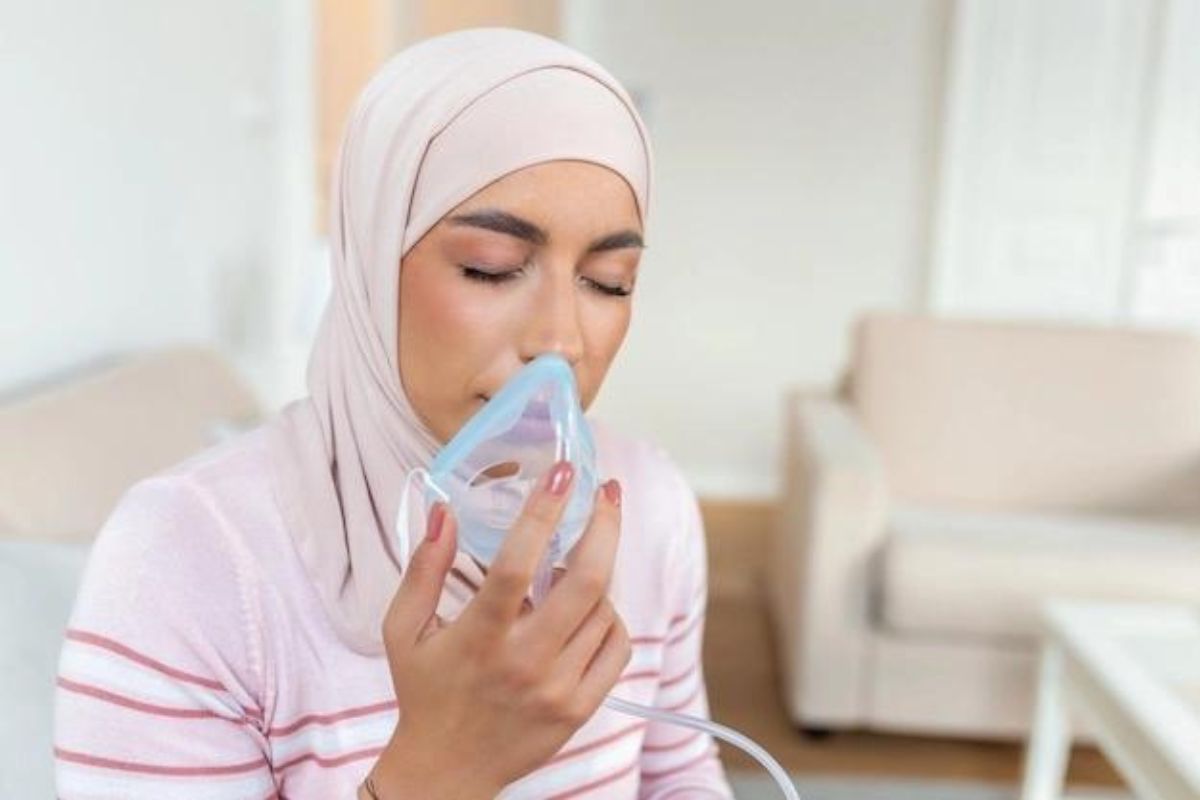 Perempuan berhijab sedang sakit