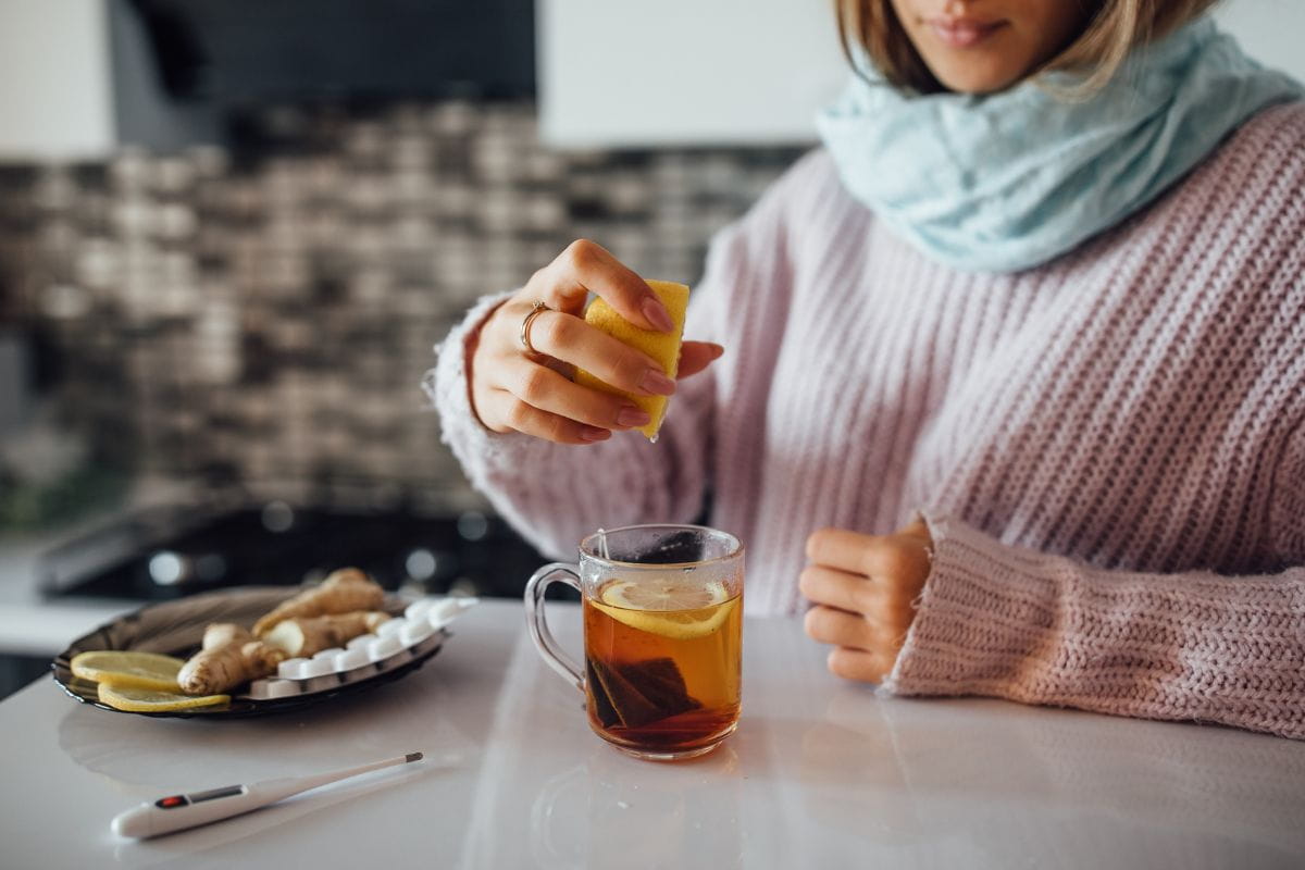 orang yang meminum jamu