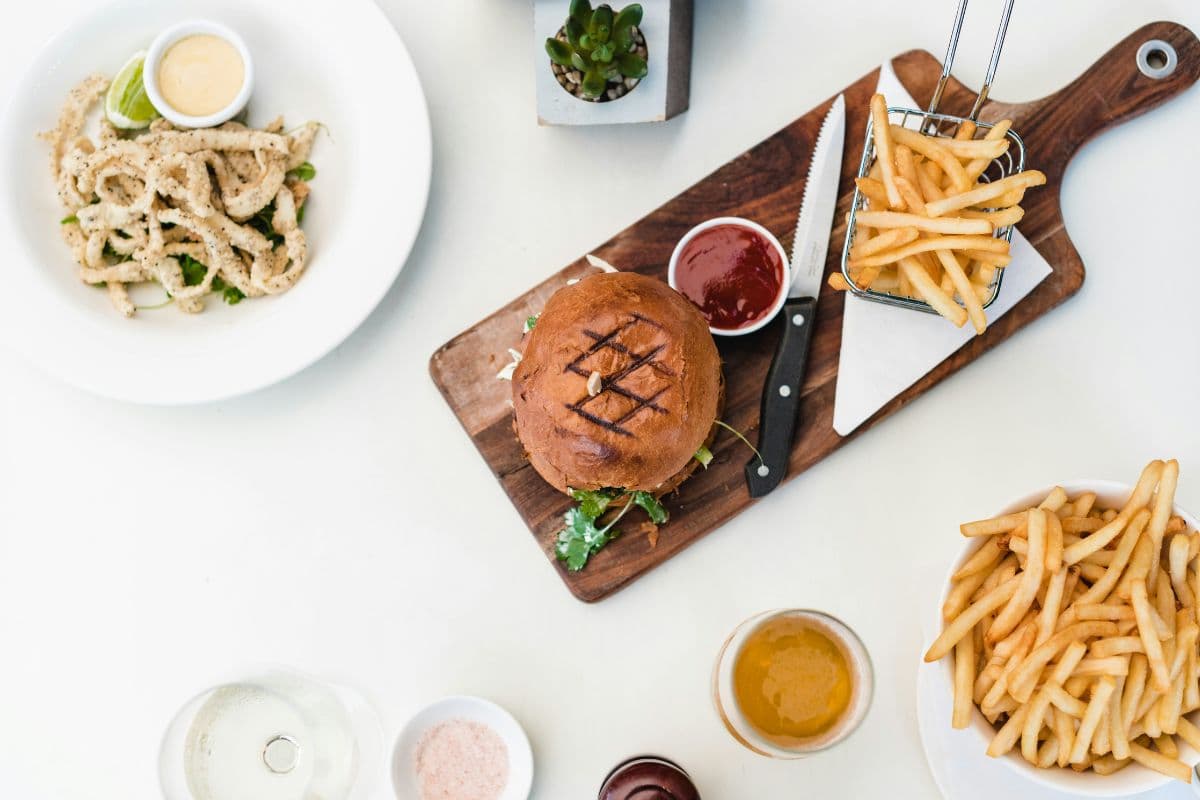 sepiring burger, french fries, dan pasta