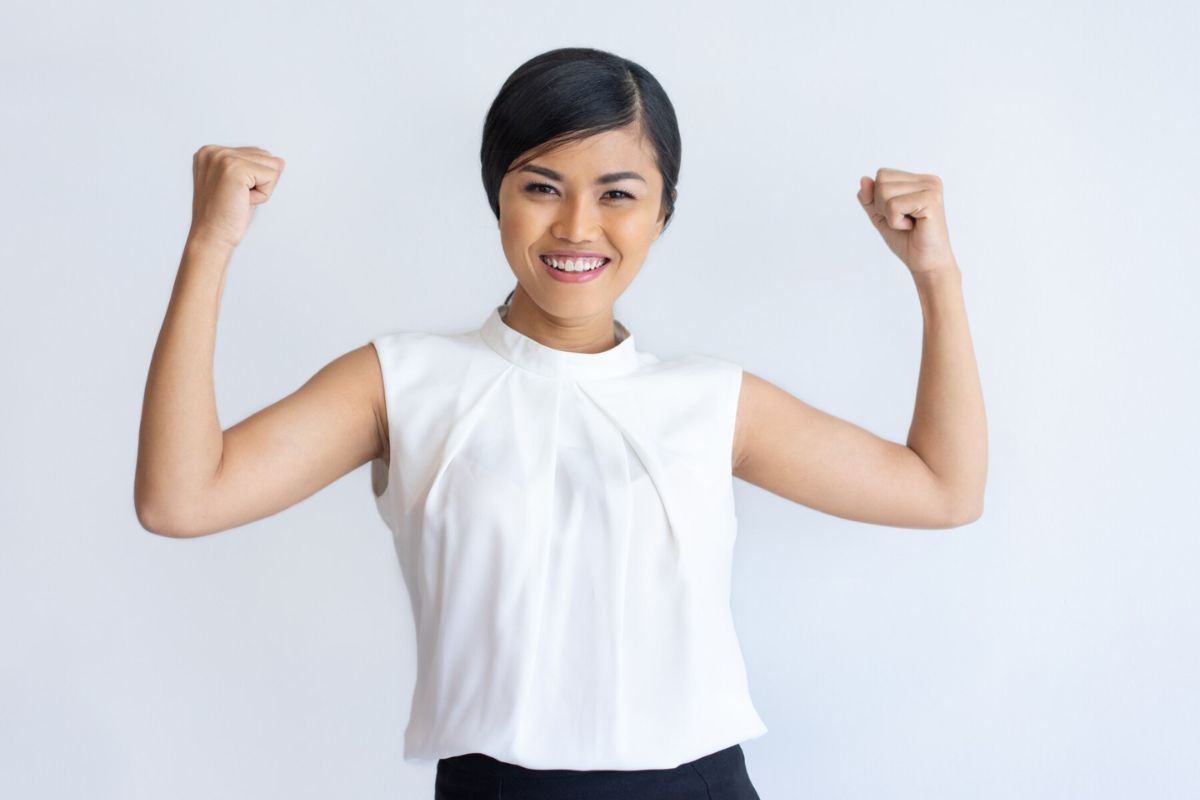 Seorang wanita sedang memperagakan pose penuh energi