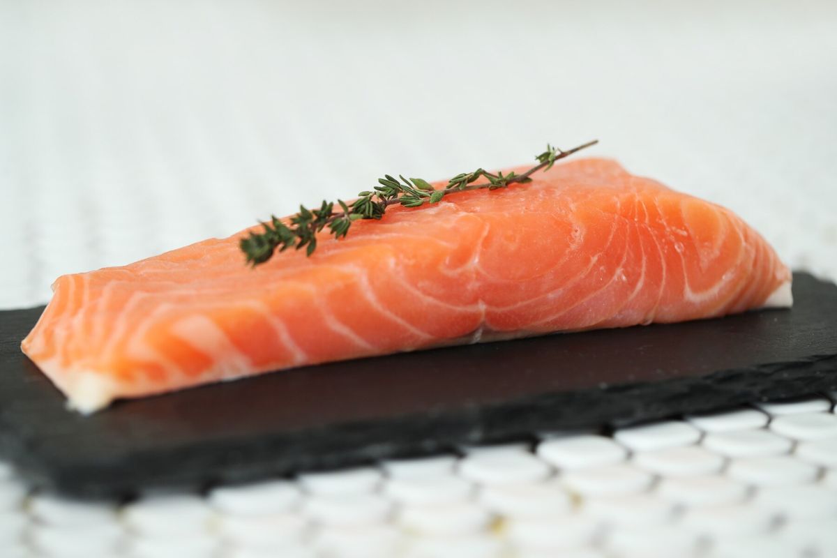 Salmon mentah dengan garam merah muda dan rosemary