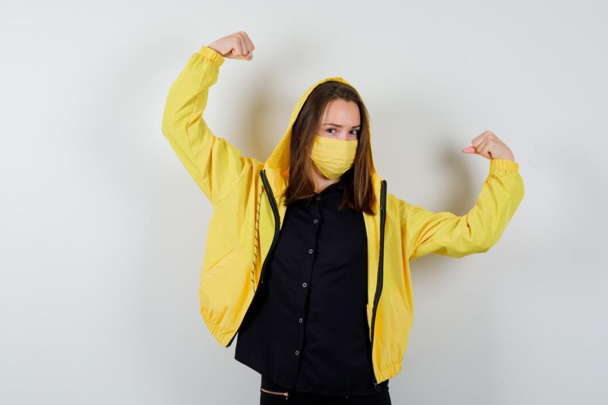 Perempuan berjaket kuning