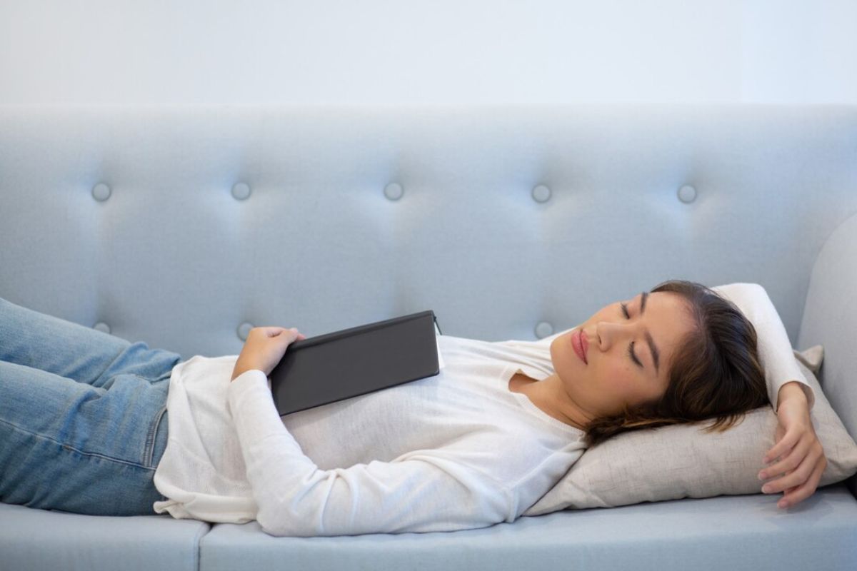 Perempuan tidur di sofa