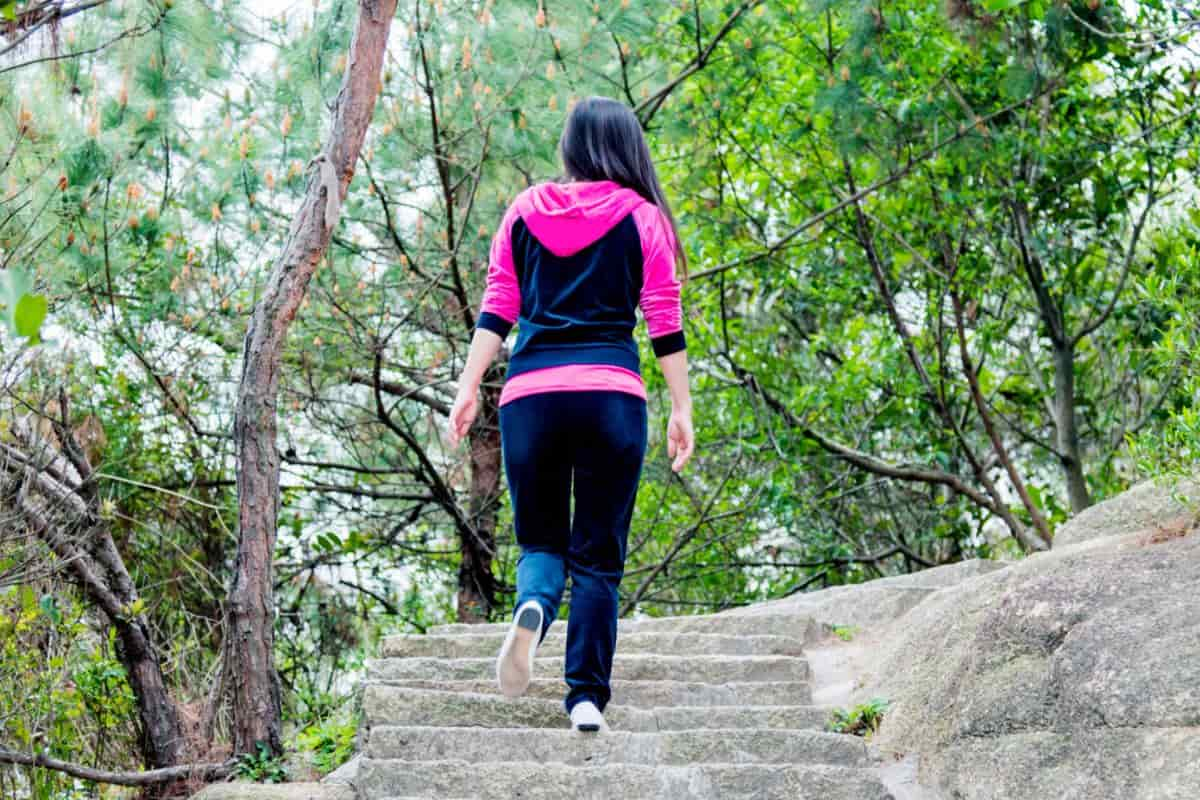 wanita sedang jalan-jalan menaiki tangga