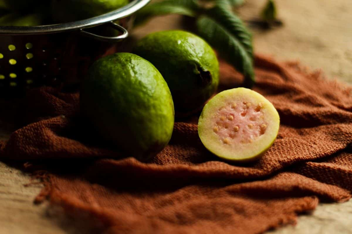 Potongan buah jambu biji merah