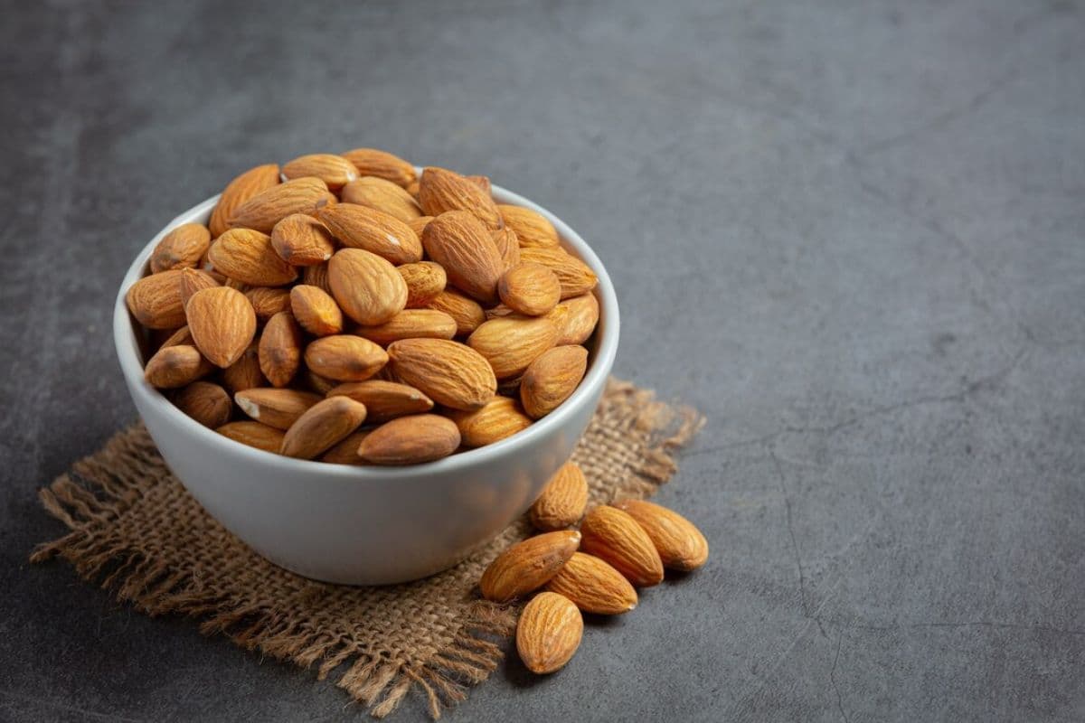 Semangkuk kacang almond