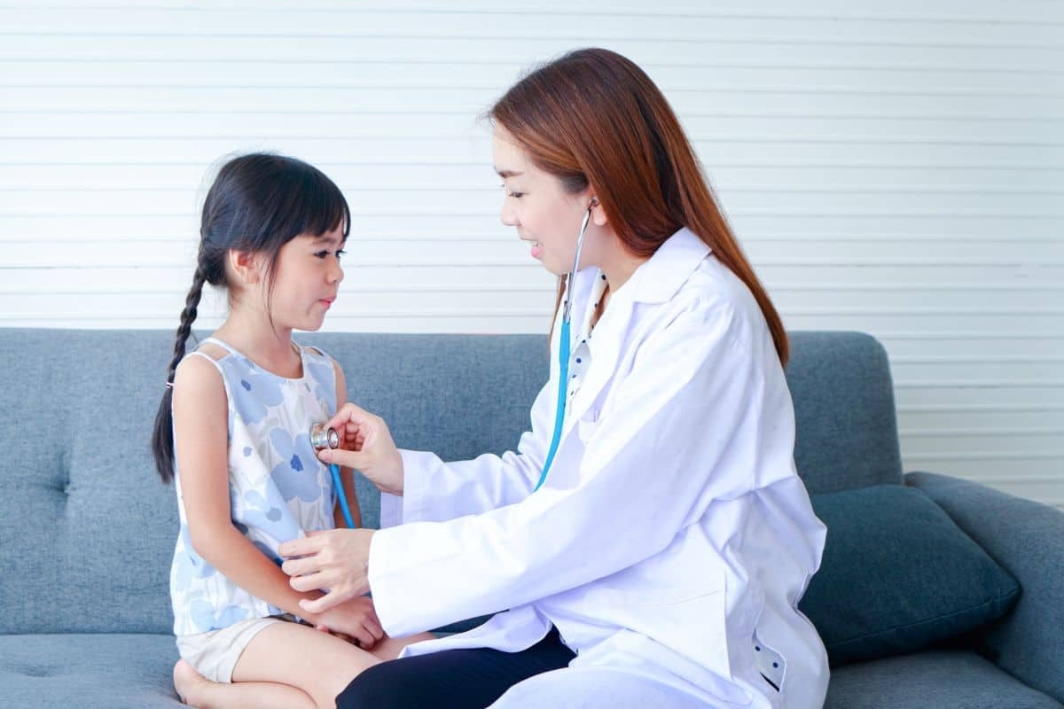 Dokter memeriksa keadaan anak kecil